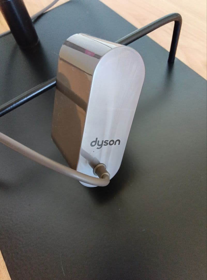 【値下げ】dyson v8 slim fluffy+ 本体　付属品　スタンド付き