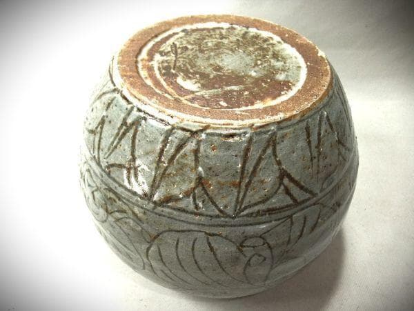 青釉 花模様 水指 陶器 信楽焼 青磁 唐草彫 水指 中郷窯 銘「郷」茶道具