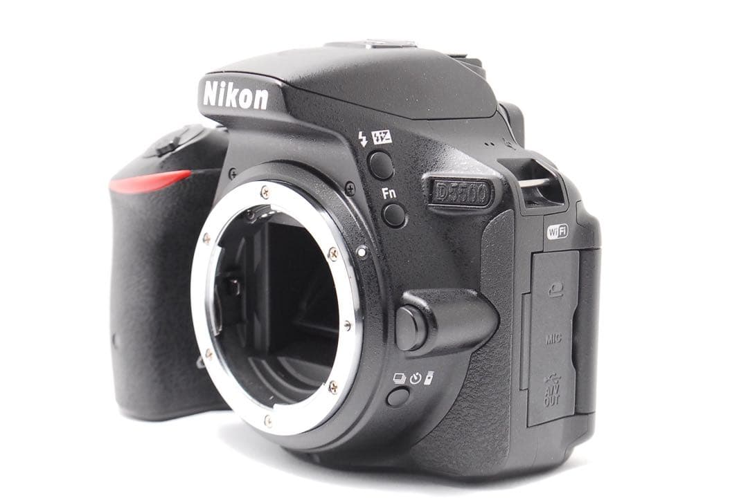 【使用回数僅少】美品 Nikon D5500 手ぶれ補正レンズ付き WiFi搭載