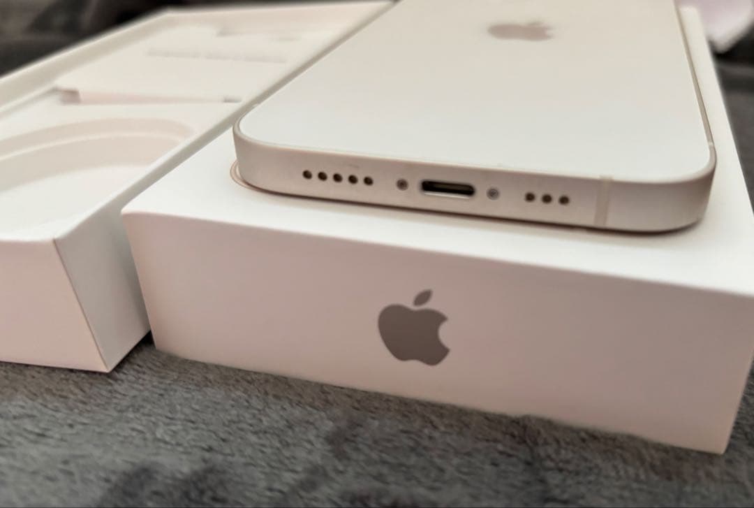 極美品）Apple iPhone 13 256GBホワイト 本体