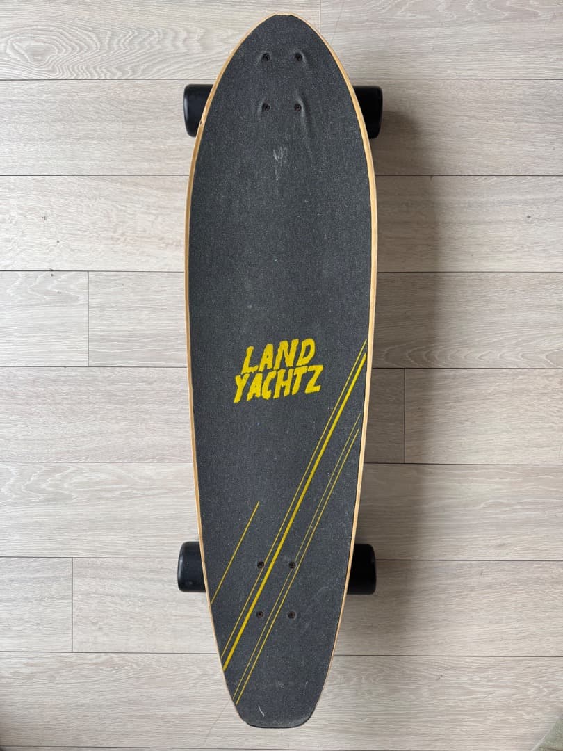 ランドヤッツ ピンテールロングボード – 咆哮する熊グラフィック