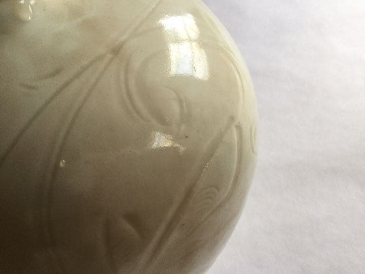 明　白磁　線彫　壺