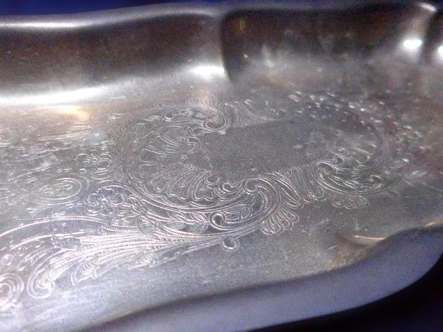 英国銀製品の老舗MFGのレオナルドシルバーの彫刻模様が施されたアンティークトレイ