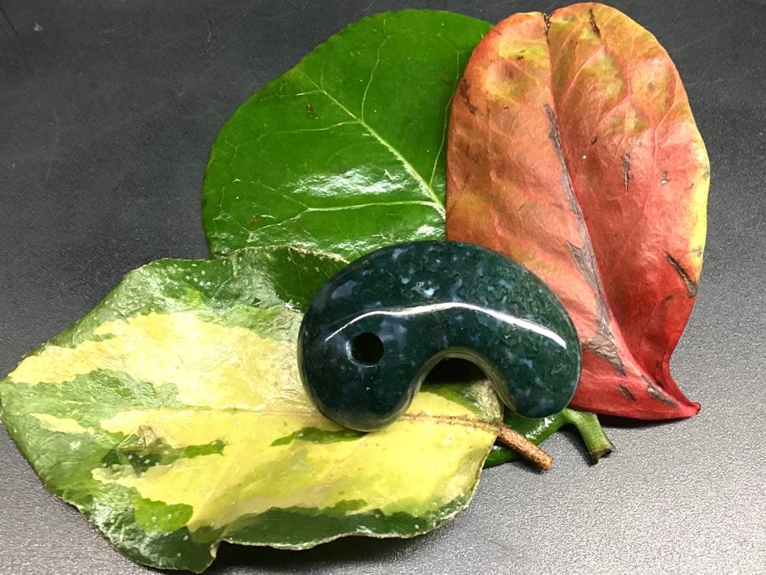 ✳最上位‼️出雲石【碧玉】勾玉　浮き草*雪輪のW文様入りのコレクション展示品お宝‼️