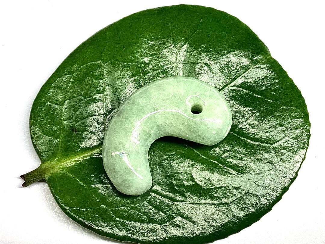 ✳糸魚川翡翠ジェダイト勾玉　希少*平塚古墳型 抜群の氷肌紋様の透過　ソーティング