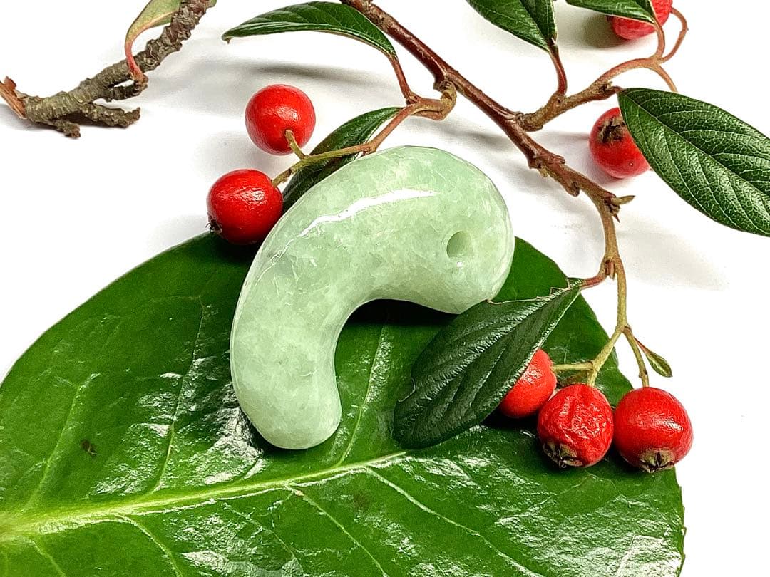 ✳糸魚川翡翠ジェダイト勾玉　希少*平塚古墳型 抜群の氷肌紋様の透過　ソーティング