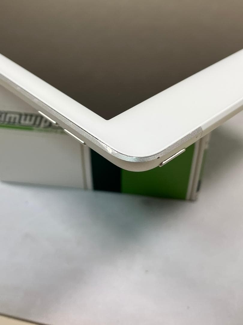 iPad 7世代　32GB シルバー　セルラー カバーガラス付