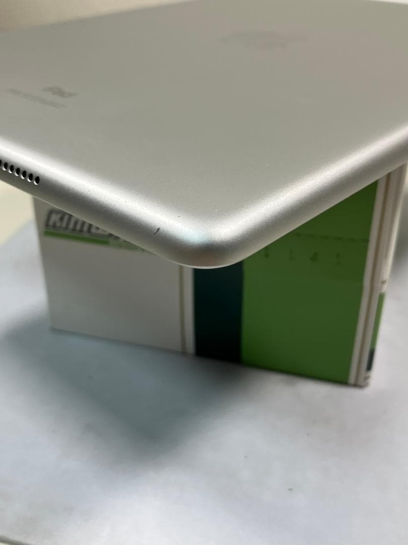 iPad 7世代　32GB シルバー　セルラー カバーガラス付