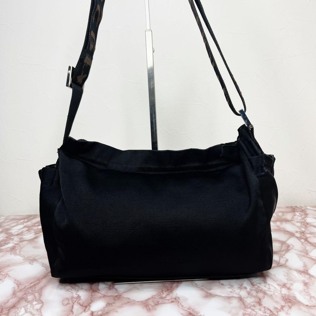 【極美品】FENDI フェンディ ショルダーバック70