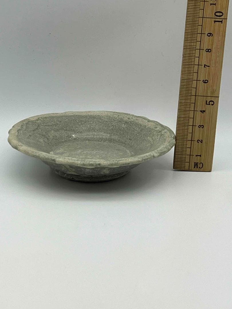 宋時代～元時代　青磁　龍泉窯刻花唐草文輪花盤　青磁皿　唐物(F-109)