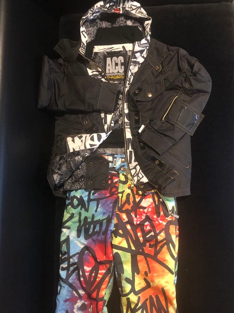 スキー　スノーボードウェア　140㎝ カッコ良すぎる！ ウェア上下 子供