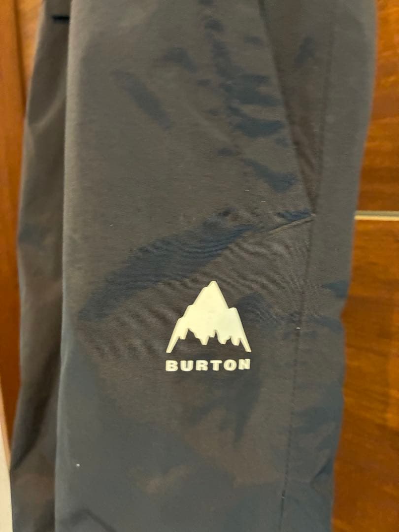 美品！Burton 迷彩柄 ジャケットと黒色ビブパンツセット
